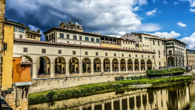 Lungarno degli Archibusieri vasari corridor